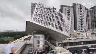 海葵風太狂！吹掀民宅採光罩　半空中搖搖欲墜