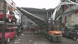 宜蘭颳10級強風！　冬山鄉工廠鐵皮屋頂遭吹翻