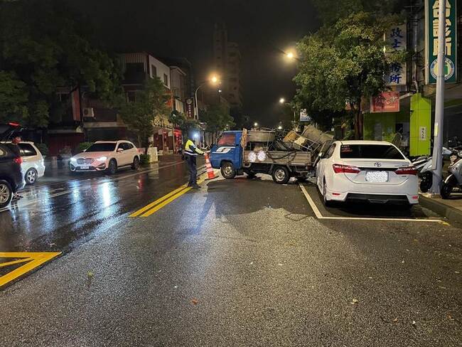 颱風夜網友議「幽靈車」　金門無人貨車沒拉手煞 | 華視新聞