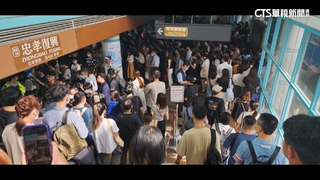 文湖線又出包！　車門故障260位通勤客擠爆月台