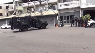 裝甲車攻堅「鐵門一秒變廢鐵」　詐騙集團嚇傻投降