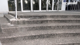 女跌倒骨折控地磚止滑係數不足　運動中心判賠18萬