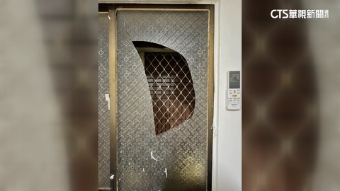 高雄鳳山大樓磁磚剝落　砸民宅遮雨棚.玻璃窗