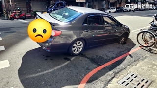 轎車輪胎被大坑「吞噬」　疑地震水管破掏空路基