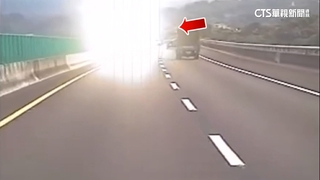 鳥嘴潭管理中心反射強光　國六駕駛：看不到路