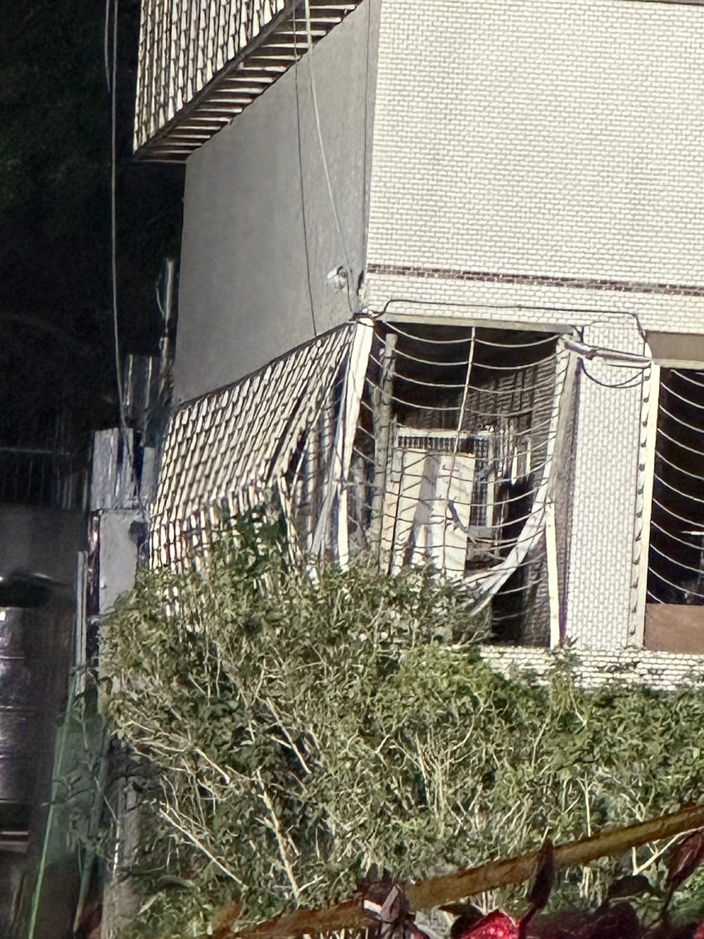 大直街巷內發生公寓傾斜狀況，鐵窗明顯變形。圖／資料照