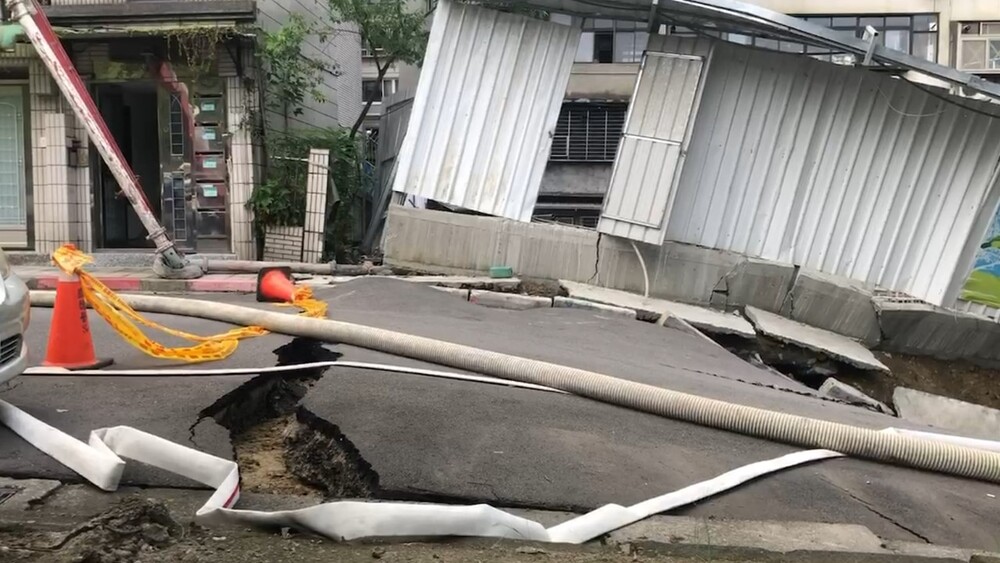 該建案鄰近路段坍塌。圖／資料畫面