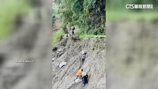南投豪雨釀災！　菜農扛蔬菜走危險山路下山