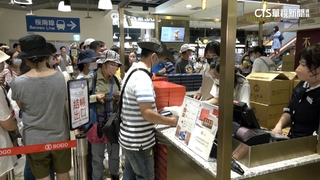 蛋黃酥名店北上快閃　搬椅排隊吸百人搶限量貨