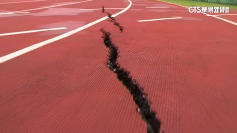 不只民宅塌！　道明外僑學校圍牆龜裂.操場現大洞