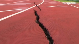 不只民宅塌！　道明外僑學校圍牆龜裂.操場現大洞