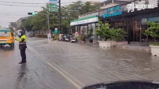 高雄傍晚強降雨　積水宣洩不及「馬路變水路」