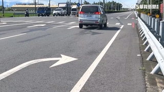 跟著箭頭右轉竟被開1200罰單　警：汽車不得併行