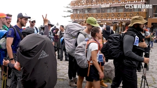 富士山今夏湧入400萬人　過度旅遊垃圾清不完