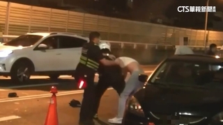 無照還藏毒！　新莊男遭攔心虛　撂7友助陣襲警