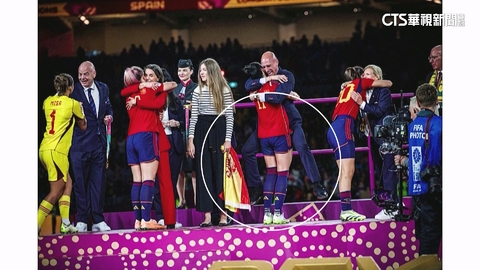 強吻女球員遭逼退 西國足協主席終於辭職