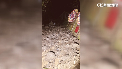 嘉義竹崎土石流侵民宅　喪家靈柩遭埋