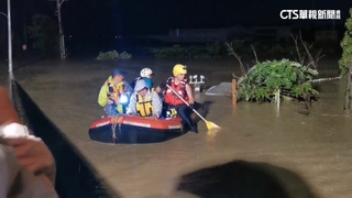 暴雨強襲！車困交流道　消防救難艇救出32人