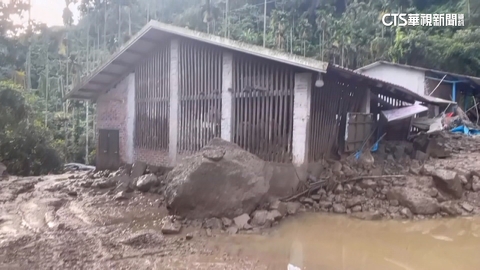 泥流沖進民宅埋靈柩　家屬忍淚找尋遺體