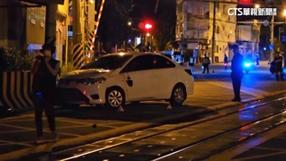 轎車卡平交道擦撞普悠瑪　居民控道路設計不良