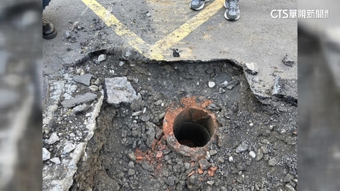 疑大車重壓！　北市路面塌陷　里長憂成大直翻版