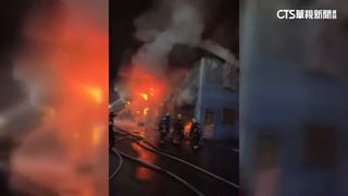 新北連棟廠房火警！火舌直竄天際　警消救出7人