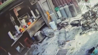 載瓦斯機車不慎倒地壓快速爐　冒出火光險燒麵攤