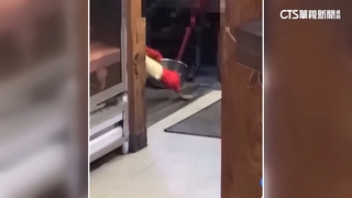 拿鍋子湯勺裝髒水惹議　業者道歉澄清：是廢棄的