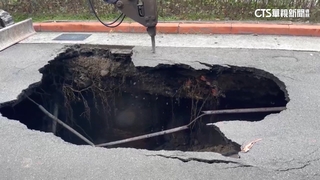 疑挖管線肇禍！　台北赤峰街驚現天坑幸無人傷
