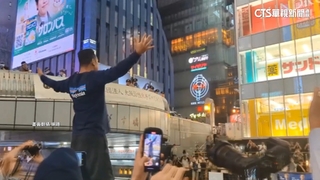 阪神虎睽違18年封王！　球迷high爆道頓堀「警」戒