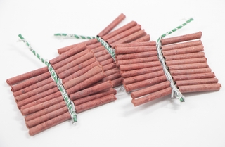 喜迎好友「畢業」！　男校門前丟鞭炮去霉運　警移送法辦