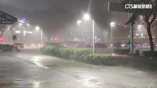 高雄傍晚下大雨！商圈汪洋一片　積水達半輪胎高