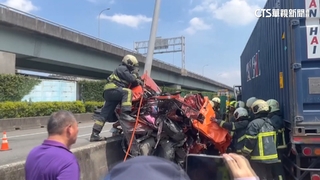 國道內湖段4車追撞　自小客遭壓變形2人命危