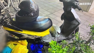 危險！雨衣捲車輪釀禍　女騎車自摔噴火花