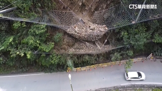 好險！　雙層攔網擋住4噸落石　南投牛洞段封路清除