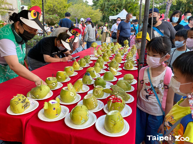 來去動物園過中秋！　自製「動物柚燈」、野餐賞月活動眾多 | 華視新聞