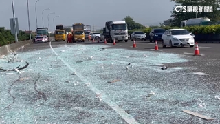 大貨車爆胎撞護欄　碎玻璃撒國道塞10公里