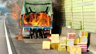 貨車國道起火燃燒　整車月餅陷火海駕駛急逃