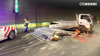 貨車隧道自撞1傷　「滿地鋼條」一度回堵3公里