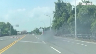 爆胎仍行駛車陷火海　目擊民眾熱心助滅火