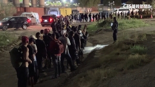 美墨邊境大量移民潮　德州收容所不堪負荷