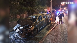 國1暗夜火燒車！黑色小客車燒剩骨架