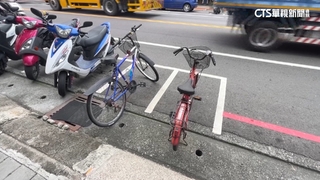 南投兩單車占車格「一停10年」　網：永恆的街景