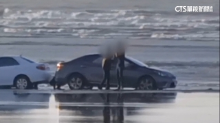 疑照導航走誤闖沙灘遇漲潮　2車受困1台遭淹沒