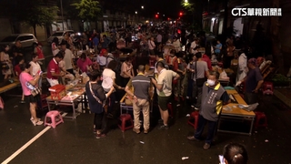 睽違3年！　高雄鳳山封街烤肉　近百人冒雨參加