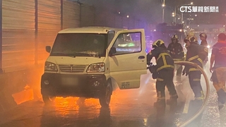 北市新生高架橋火燒車　廂型車行駛途中突竄火