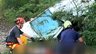 車衝邊坡墜10m深山谷　男駕駛送醫不治