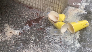 外送員不願送餐上樓　取消訂單「打翻奶茶」惹議