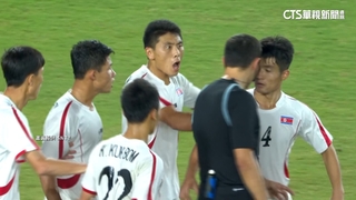 北韓男足選手「搶水喝」.推裁判　日網：野蠻人