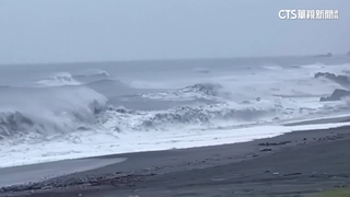 「小犬」來襲花東首當其衝　遊客觀浪遭驅離
